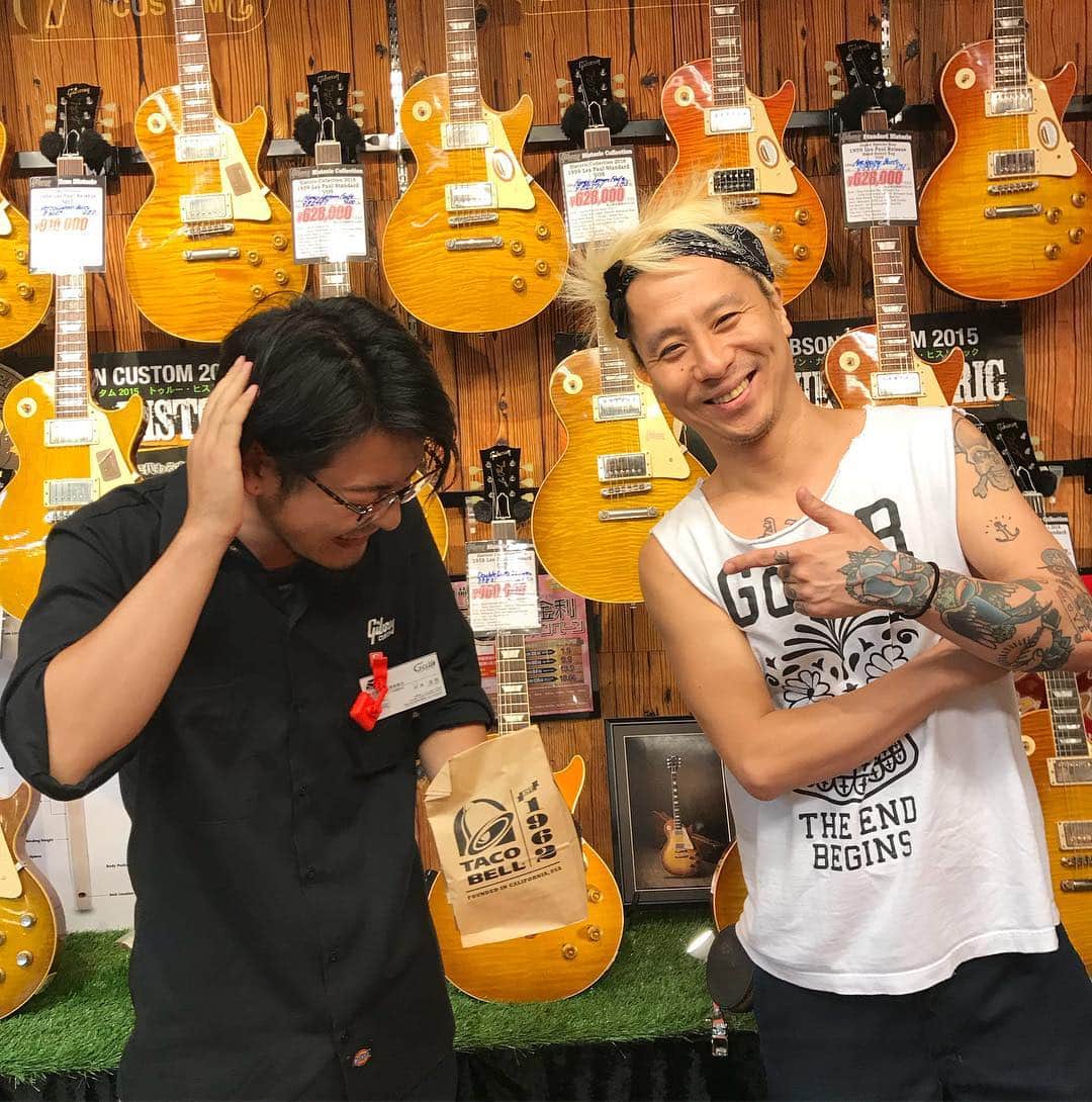 masasucksのインスタグラム：「クロサワ楽器 G-CLUB お茶の水の村木をタコスで餌付けしてやりました‼️ ・ ・ #頑張りやさん #店長‼︎ #G-CLUB #言うなれば業務的なミーティング #後輩に優しさの押し売り圧力」