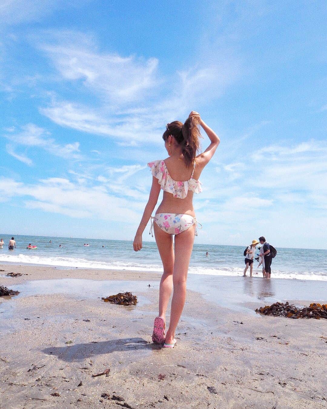 志田友美（ゆうみん）さんのインスタグラム写真 - (志田友美（ゆうみん）Instagram)「去年の夏みたいに似たような写真撮ってみた🤣早くもう一個の水着着たくてうずうず😣💙 #summer #summertime #enjoylife  #summer2018 #sea #beach #sunbeach #beachgirl #kanagawa #instasummer」7月13日 23時32分 - yuumi_shida