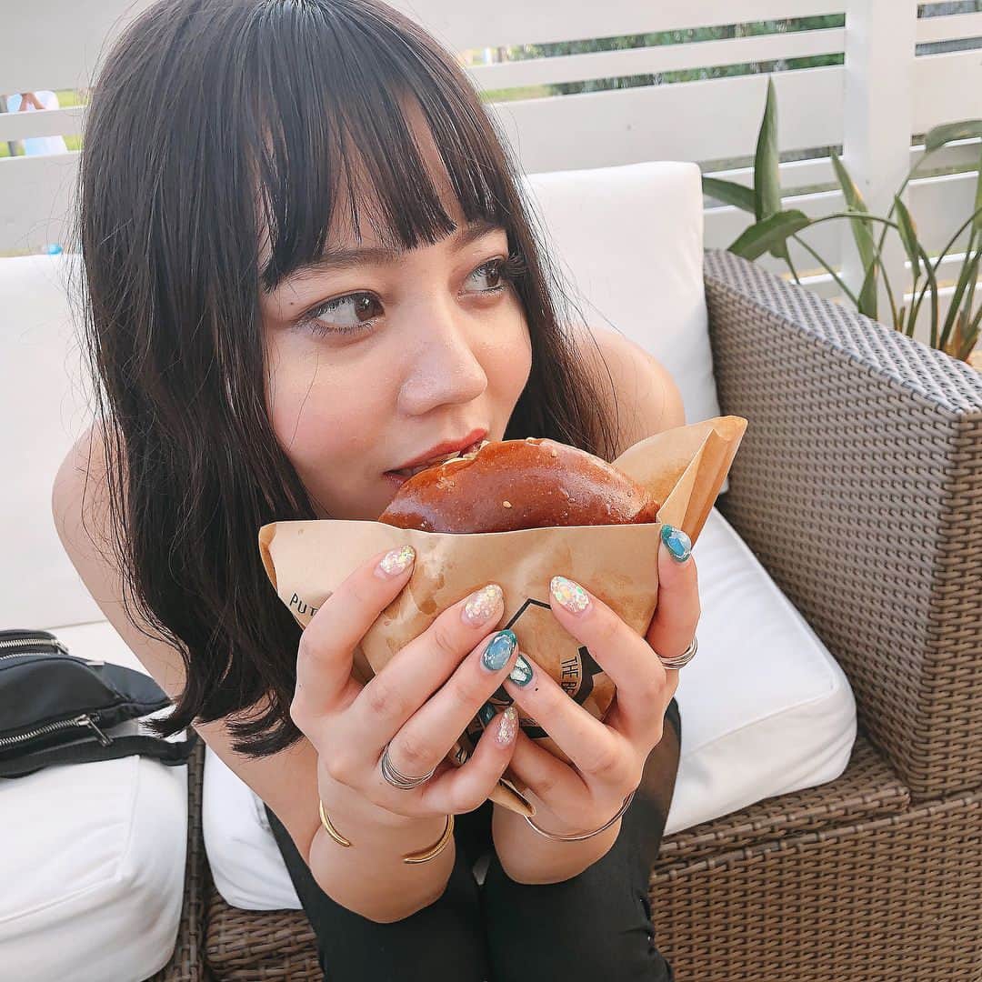 NANAMIさんのインスタグラム写真 - (NANAMIInstagram)「ぱくっ🍔🍟♡ 明日は朝一の飛行機で沖縄に🌴 コロナフェス 行くよ♡♡ . 宮崎バイバイするのかなちい😢 今年来てもっと好きになったからまた絶対きます💓 #旅行中は何も考えず食べる #thebeachburgerhouse #greatburger」7月13日 23時51分 - nanami023