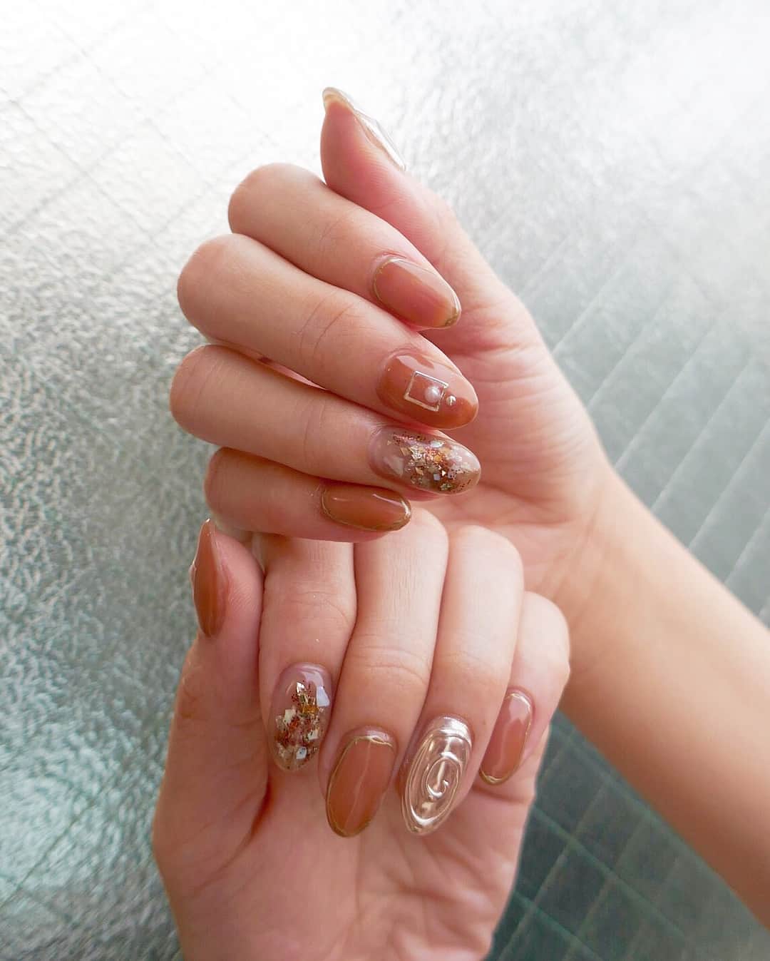 のインスタグラム：「・ ・ ・ new nail💅 @chipieee_tokyo ・ ・ ブラウンにはまりちゅう〜🐶🐻🙊💕 ・ 少しシアー感も出して夏らしく大人っぽく仕上げてもらいました💓 ありがとうございました〜☺️✨ ・ ・ #chipieee #nail #nailistagram #brownnails #ニュアンスネイル #ブラウンネイル #ネイルデザイン #ネイルアート #夏ネイル」
