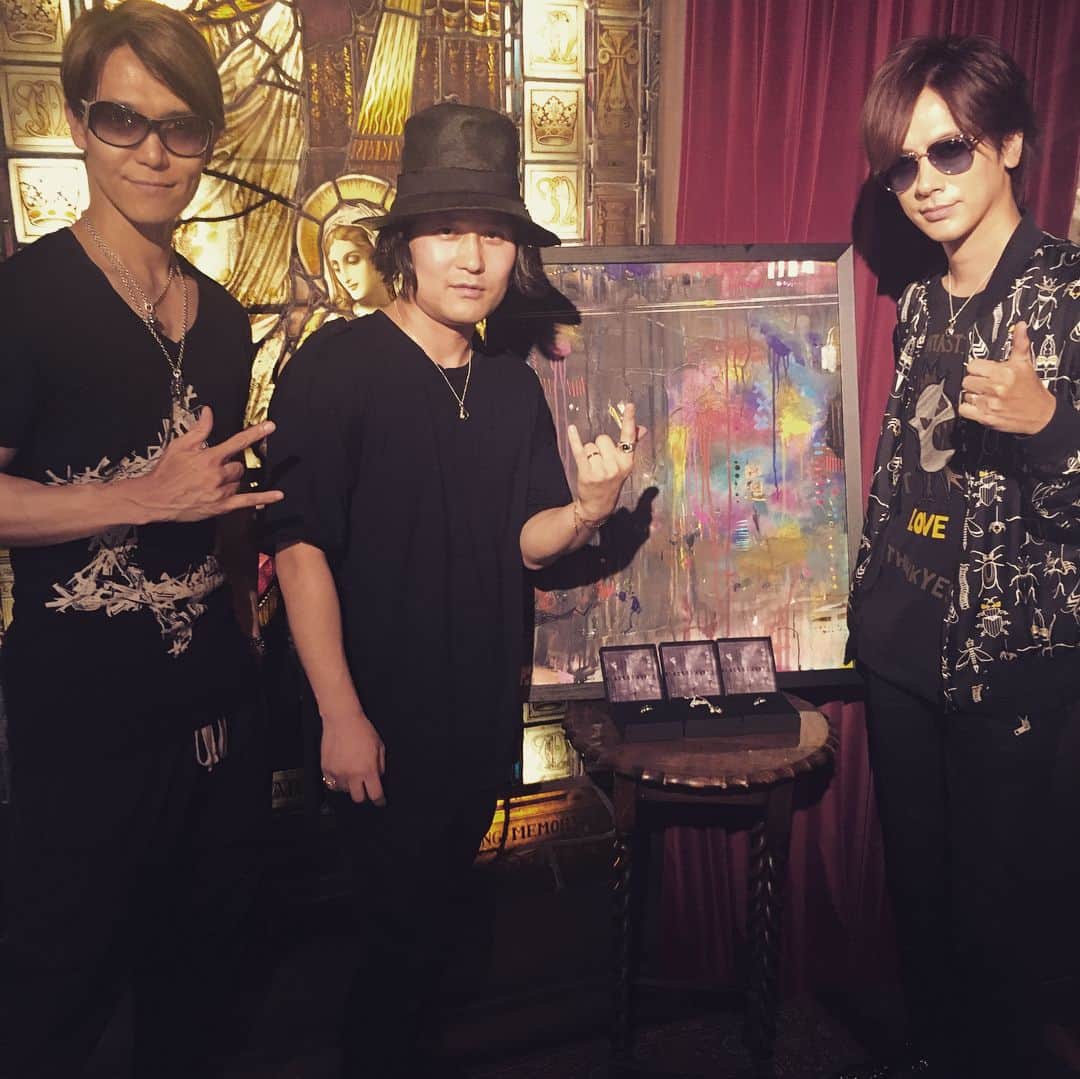 SHINPEIのインスタグラム：「Bloody Maryとmizzyさんのコラボレーションジュエリー『BLACKGRAVITY』のレセプションパーティーにDAIGOさんと行って来ました！ イメージビジュアルを担当したOLDCODEXのYORKE.さんにもお会い出来て、刺激的な時間でした。  #BLACKGRAVITY #BloodyMary #oldcodex  http://www.loaded-web.jp/interview-yusukeminegishixyorke/」
