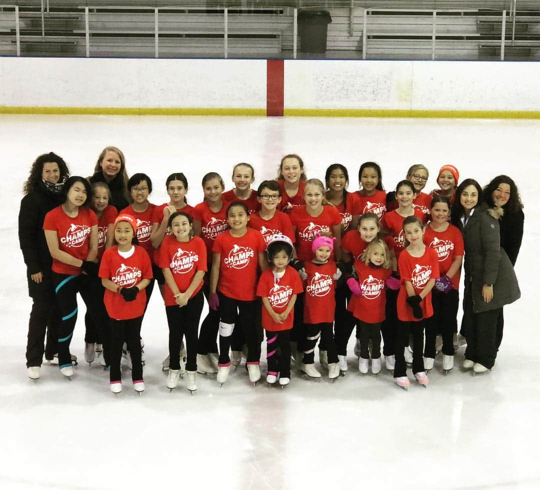 アナスタシア・カヌーシオのインスタグラム：「It’s been a crazy week going back and forth between UD and Iceline, but seeing how much all these kids improve in such a short period of time makes it all worth it! Thank you for having me @icelinerssynchro 😄⛸⭐️」