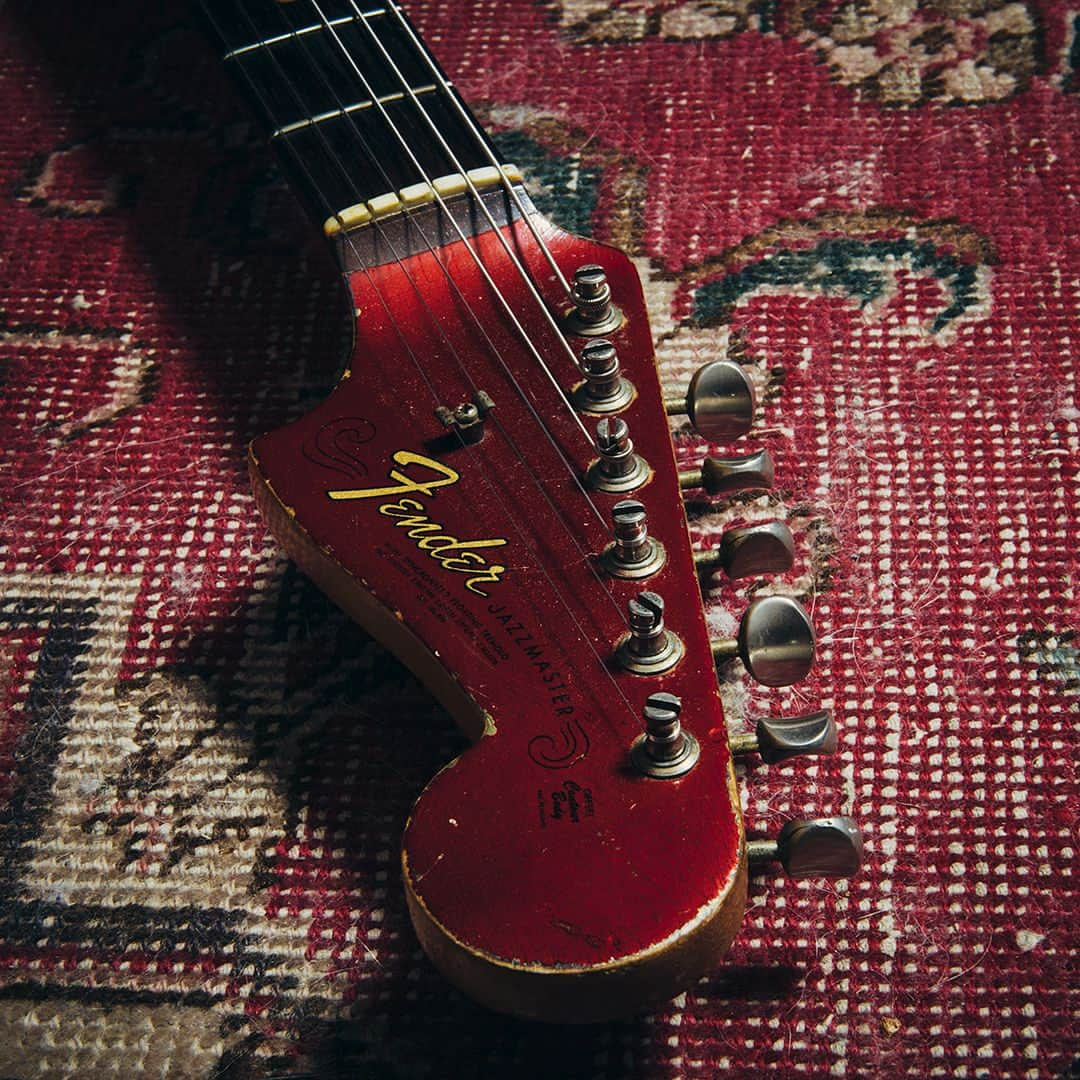 Fender Guitarさんのインスタグラム写真 - (Fender GuitarInstagram)「Does this vintage ’59 Jazzmaster remind you of anything? An album maybe? Our Jazzmaster 60th Anniversary continues next week with a special artist.  Photos: @tessaangus」7月14日 1時18分 - fender