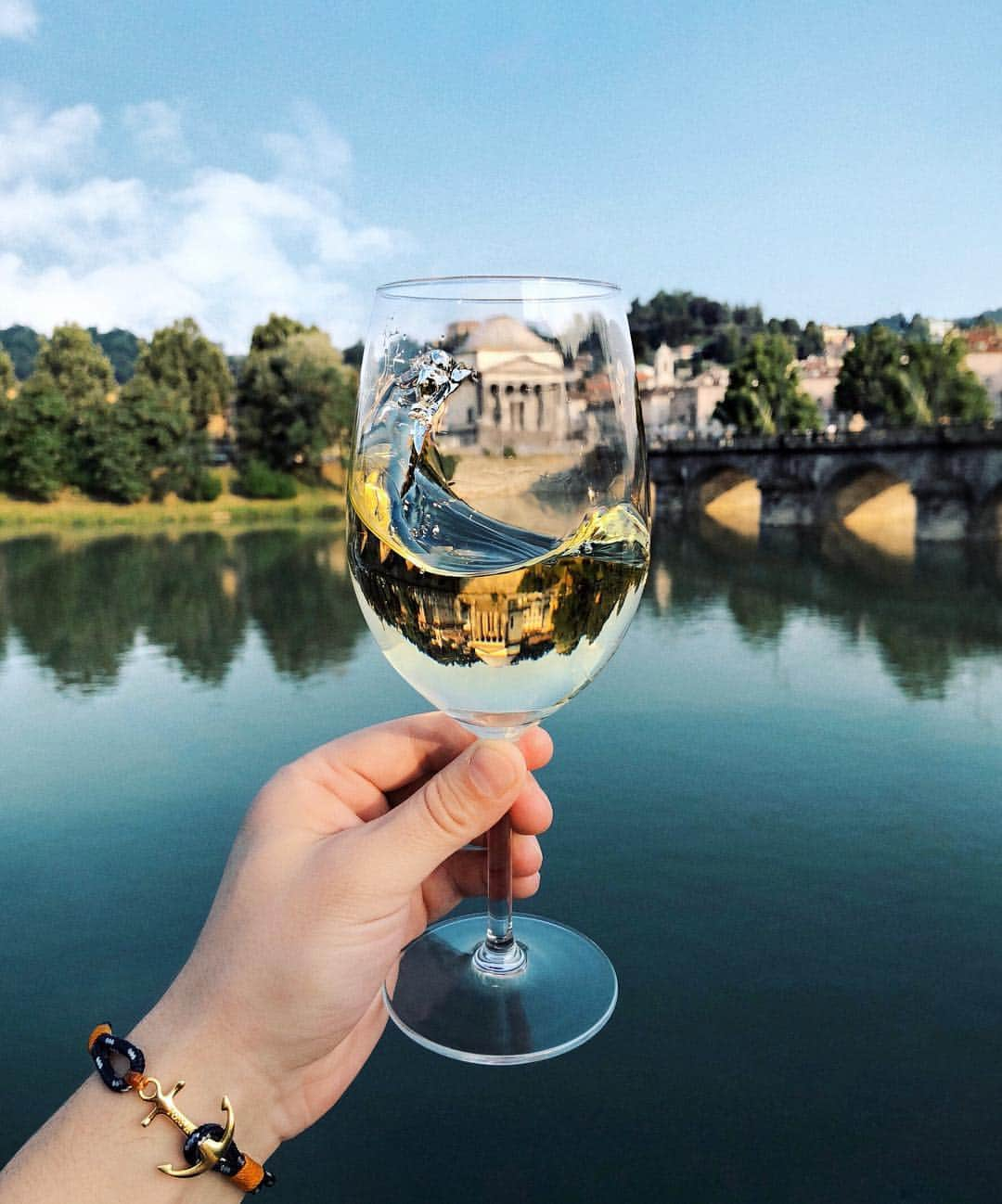 Stefano Trattoさんのインスタグラム写真 - (Stefano TrattoInstagram)「Cheers from Turin 🥂! Enjoy your weekend guys! Get your @thetomhope bracelet in a store close to you!  Visit the store locator at thetomhope . com to find your closest one! ⚓️ #thetomhope ad (More on my Instagram stories)」7月14日 4時38分 - stefanotratto