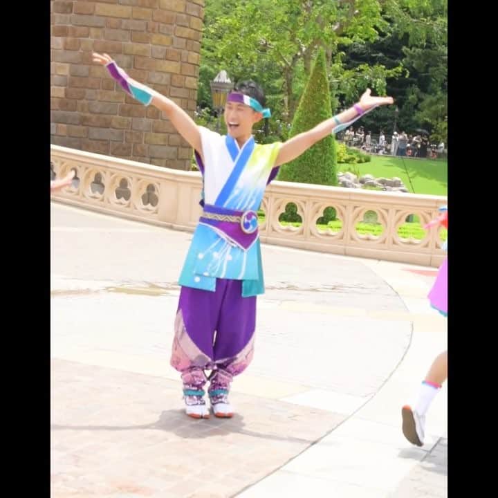 のインスタグラム：「癒される〜☺️♪ 少しだけどお兄さんが目の前で踊るところがあって嬉しかったよおおお⤴︎ ＊ ＊ #燦水サマービート #ディズニーダンサー #ディズニー写真部 #ディズニーカメラ隊 #tokyodisneyland」