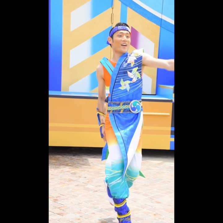 のインスタグラム：「テーブルの楽しいお兄さんも前に来て楽しかった✨ 水かかりすぎて前が見えずピントあまあま😂笑 ＊ ＊ #燦水サマービート #ディズニーダンサー #ディズニー写真部 #ディズニーカメラ隊 #tokyodisneyland」