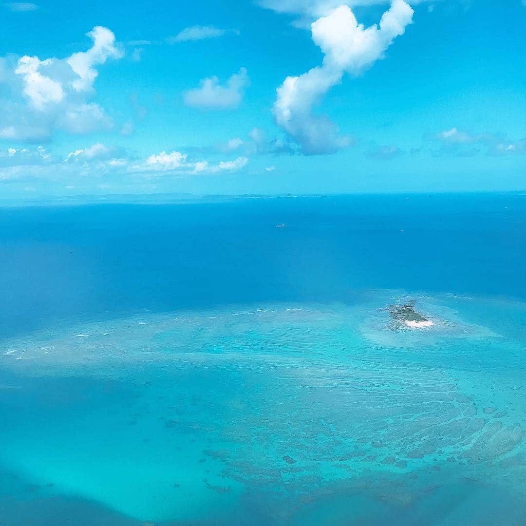 長嶺菜菜子のインスタグラム：「. 空からの沖縄の海 . 綺麗すぎてため息出る(*´д｀*)ﾊｧﾊｧ . . #沖縄の海 #エメラルドビーチ #綺麗すぎてため息出る #海大好き #沖縄に生まれてほんと幸せ #うちなんちゅ #沖縄出身」