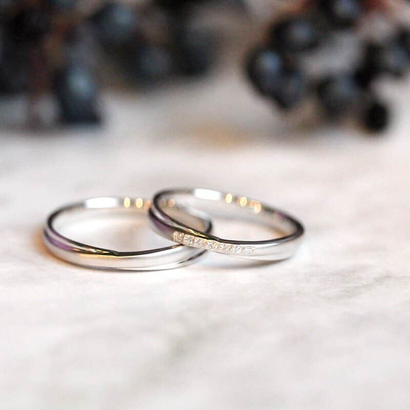 ith / イズ オーダメイド結婚指輪さんのインスタグラム写真 - (ith / イズ オーダメイド結婚指輪Instagram)「指輪をふたつ、 ずらして重ねたようなクロス。 * 上下の帯は、質感の異なる ニュアンスの違い楽しいお仕立てです。 * * * * ▽ Croce《クローチェ》 https://rings.ateliermarriage.com/collections/show?ring_id=179 * * * #指輪 #ジュエリー #プロポーズ #名古屋花嫁 #大阪花嫁  #結婚準備 #花嫁準備  #結婚指輪探し #ブライダルリング #結婚指輪 #婚約指輪  #マリッジリング #エンゲージリング #2018夏婚 #2018秋婚 #2018冬婚  #プレ花嫁 #💍 #日本中のプレ花嫁さんと繋がりたい #お洒落さんと繋がりたい #結婚しました #婚約しました #jewelry #ダイヤモンド  #ラスティックウェディング #ゴールド #プラチナ #marry」7月14日 12時46分 - ith_marriage