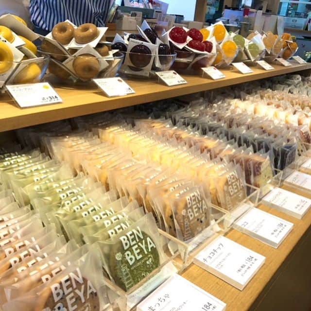 poroco（ポロコ）さんのインスタグラム写真 - (poroco（ポロコ）Instagram)「札幌の人気スイーツ店「べんべや本店」に行ってきました♪ これからの季節にオススメなのが 「COULEUR（クルール）」というプリンとゼリー🍮✨ 丸い可愛い形と個性豊かなキレイな色合いが目を引きます😍 ミルクを使った「白いプリン」や愛知県産タロッコオレンジを使ったゼリーなど全10種類！ 新商品の「シーブスト・オランジェ」は、九州産の甘夏みかんをふんだんに使われていて、上のパリパリの香ばしいブリュレ、カスタード、甘夏みかんのバランスが絶妙！また食べたい！と思う一品です😋 ぜひ、美味しいスイーツに出合いに「べんべや」を訪れてみて♪ ✴︎ただいま秋に向けてporoco読者 &porocoスイーツ部メンバーの意見を元に、一緒に新商品の開発中を行なっていただいています。こちらもお楽しみに♡ ●benbeya本店　 札幌市手稲区星置3条9丁目10-7 ●benbeya丸井今井店 札幌市中央区南1条西2丁目 丸井今井札幌本店 大通館B1 #べんべや本店 #べんべや #benbeya #札幌スイーツ #COULEUR #プリン #pudding #sapporo #poroco」7月14日 13時39分 - poroco_magazine