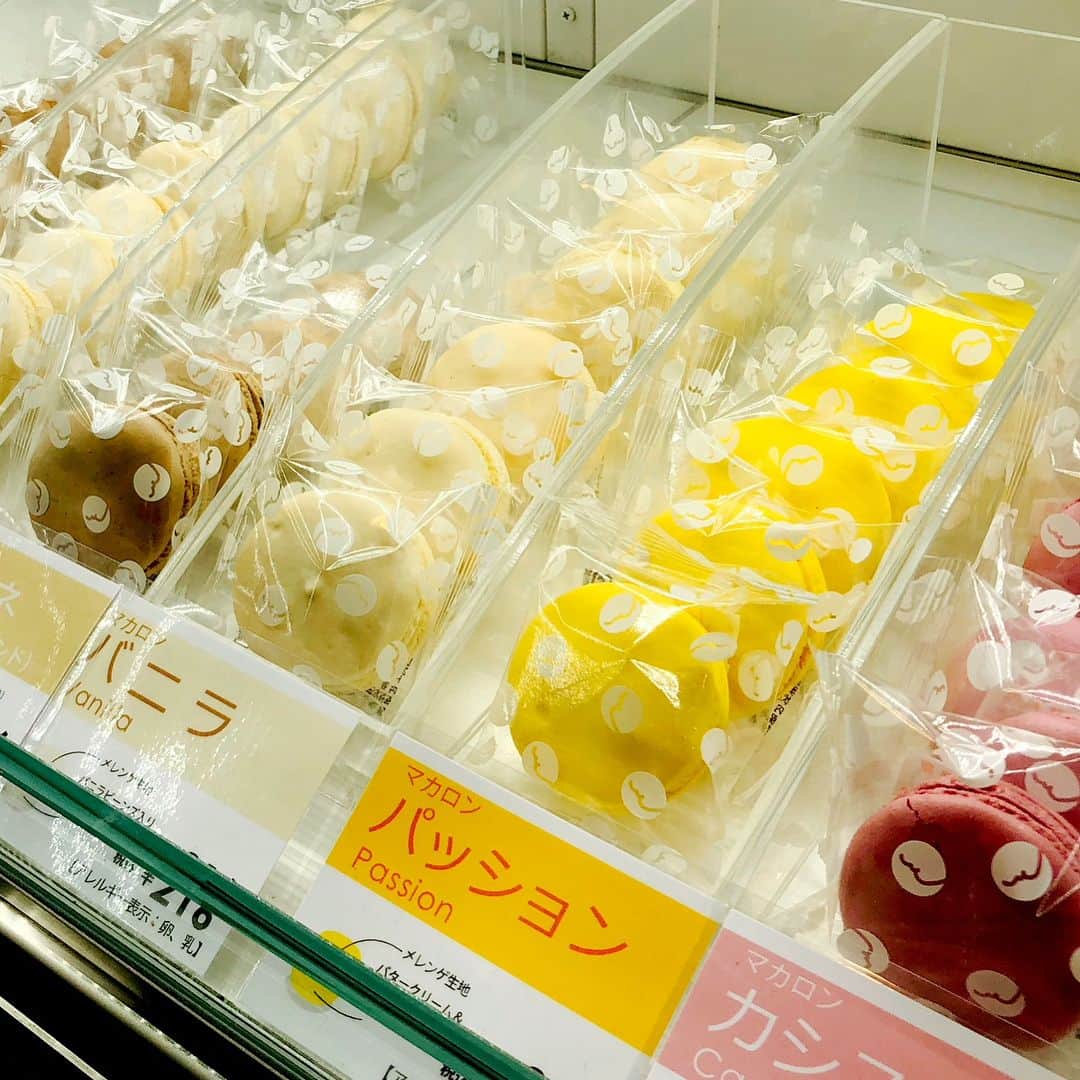 poroco（ポロコ）さんのインスタグラム写真 - (poroco（ポロコ）Instagram)「札幌の人気スイーツ店「べんべや本店」に行ってきました♪ これからの季節にオススメなのが 「COULEUR（クルール）」というプリンとゼリー🍮✨ 丸い可愛い形と個性豊かなキレイな色合いが目を引きます😍 ミルクを使った「白いプリン」や愛知県産タロッコオレンジを使ったゼリーなど全10種類！ 新商品の「シーブスト・オランジェ」は、九州産の甘夏みかんをふんだんに使われていて、上のパリパリの香ばしいブリュレ、カスタード、甘夏みかんのバランスが絶妙！また食べたい！と思う一品です😋 ぜひ、美味しいスイーツに出合いに「べんべや」を訪れてみて♪ ✴︎ただいま秋に向けてporoco読者 &porocoスイーツ部メンバーの意見を元に、一緒に新商品の開発中を行なっていただいています。こちらもお楽しみに♡ ●benbeya本店　 札幌市手稲区星置3条9丁目10-7 ●benbeya丸井今井店 札幌市中央区南1条西2丁目 丸井今井札幌本店 大通館B1 #べんべや本店 #べんべや #benbeya #札幌スイーツ #COULEUR #プリン #pudding #sapporo #poroco」7月14日 13時39分 - poroco_magazine