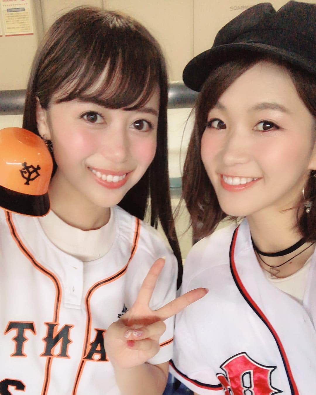 國嶋絢香さんのインスタグラム写真 - (國嶋絢香Instagram)「昨日は元BsGirlsゆかさんと⚾️💖 #マイナビオールスターゲーム2018 行ってきました✨ お互い推しチームのユニフォームを着て✌🏽 試合前からイベント盛りだくさんで楽しすぎました🤩 普段はなかなか見られない選手、応援団、客席も色んなユニフォームがカラフルで最高のお祭りでした🌈💖 昨日見つけた１番のお気に入りは、オリックス吉田選手のマッチョダンス🏋🏻‍♂️の応援✨私もやりたい✨笑 それにしても京セラドームめちゃくちゃ暑かった🤪 #baseball #allstar #オールスターゲーム #野球 #巨人 #ジャイアンツ #G党 #G女 #Gjo」7月14日 14時15分 - ayakakunishima