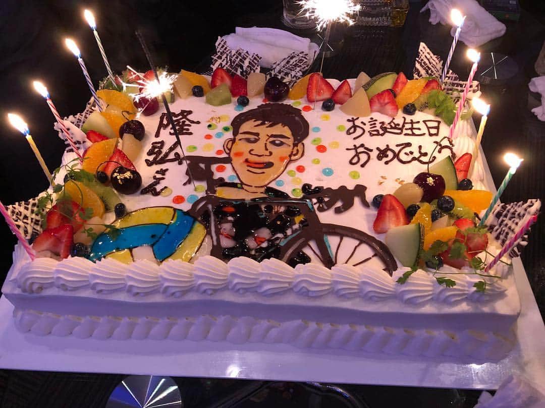 山本隆弘さんのインスタグラム写真 - (山本隆弘Instagram)「40歳の誕生日を迎え連日ケーキを頂きましたー🤗 似顔絵入りでビックなケーキ🎂とシャンパン🍾 何時もお世話になっているお店！ 沢山の方々に祝って頂き感謝です。 ありがとうございます😊」7月14日 23時57分 - yamamototakahiro5
