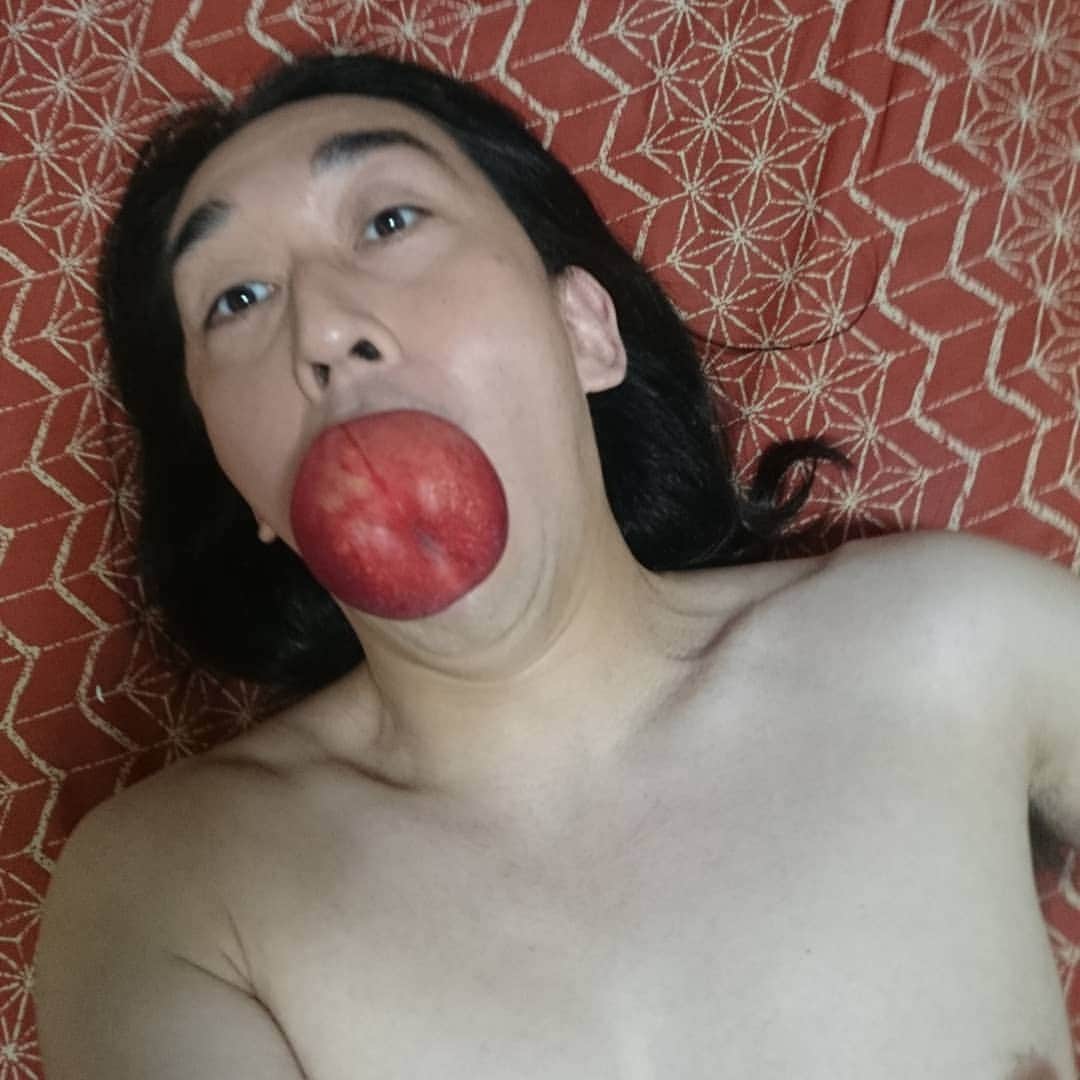 キートンのインスタグラム：「誕生日に何ももらえなかったので、自分でバースデープレゼントにネクタリンを買った。 甘酸っぱくて美味しい。 でも、淋しい。 だから、少しだけ、乳首。 #バースデープレゼント #ネクタリン #甘酸っぱい #淋しい #乳首 #45歳」