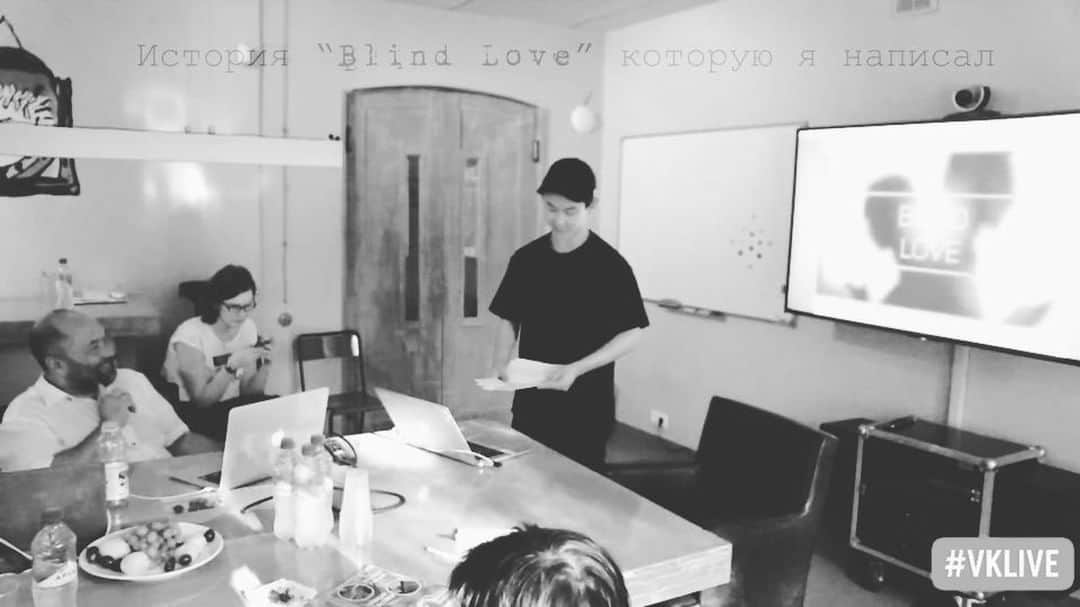 デニス・テンのインスタグラム：「Сессия питчинга в Bazelevs Production.  В жизни больше всего я люблю идеи.  Иногда они приводят к удивительным результатам, к знакомству, например, с Тимуром Бекмамбетовым.  На Screenlife Contest участие принимали более 250 конкурсантов по всему миру.  Вчера я попал в число 18 полуфиналистов.  Как так вышло не знаю.  Но одна одинокая идея, родившаяся совсем недавно, стала лотерейным билетом в этот необыкновенный жизненный опыт.  #screenlife #screenlifecontest @bazelevs.company @bekmambetovtimur」
