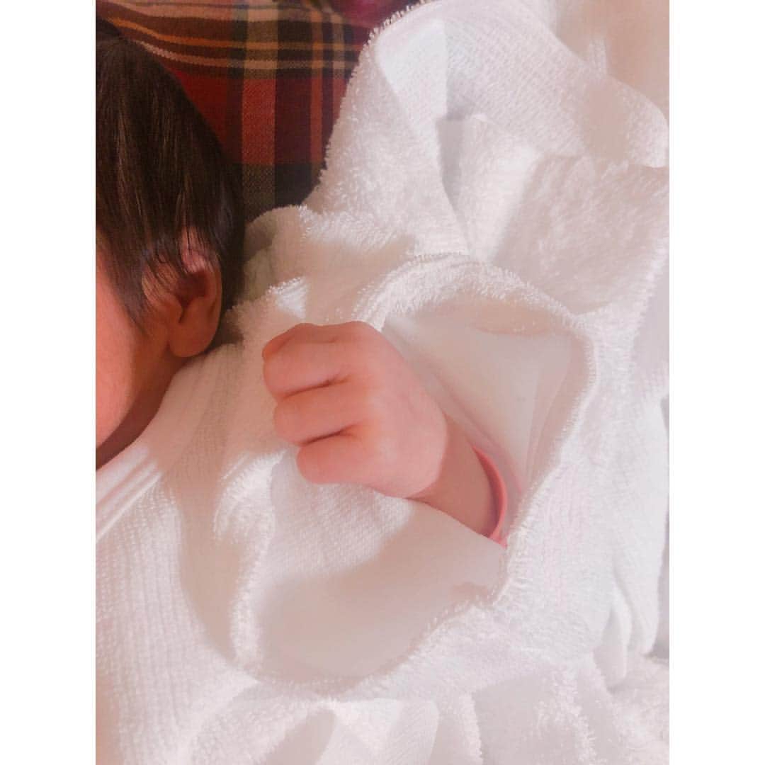 小林恵美のインスタグラム：「Congrats❤️ I feel like I’m an aunt❤️ #幼馴染であり親友のベビー #叔母になった気分」