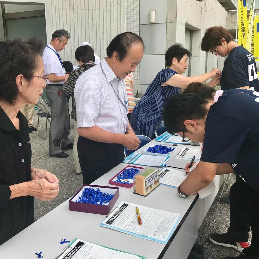 岩崎全智のインスタグラム：「史上初の米朝首脳会談から1か月が過ぎました。 拉致問題はどうなるのか。 拉致被害者と特定失踪者の家族が霧島国分夏まつりで行なっている署名活動を取材です。  #米朝首脳会談 #拉致問題 #拉致被害者 #特定失踪者 #署名活動 #霧島国分夏まつり」