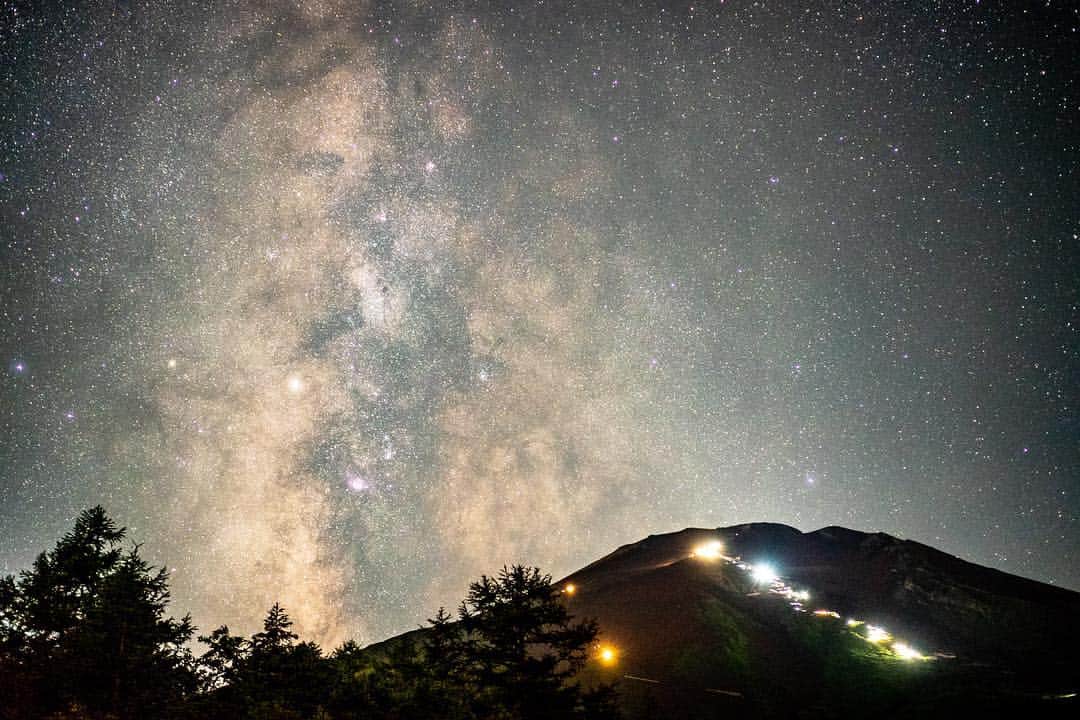のインスタグラム：「1062 Midnight Sky . Yamanashi, Japan 山梨県 . #japanfocus #jp_gallery #instagramjapan #ig_japan #wu_japan #wu_asia #worldunion #theworldshotz #igersjp #team_jp_ #team_jp_東 #山梨県 #team_jp_skyart  #mtfuji #Japan #Yamanashi  #natureaddict Mt. Fuji Yamanashi, Japan #Lovers_Nippon #東京カメラ部#japan_night_view #japan_night_view_member #1xPicoftheDay #ig_phos phos #夜景ら部 #写真好きな人と繋がりたい #bestjapanpics #photo_shorttrip」