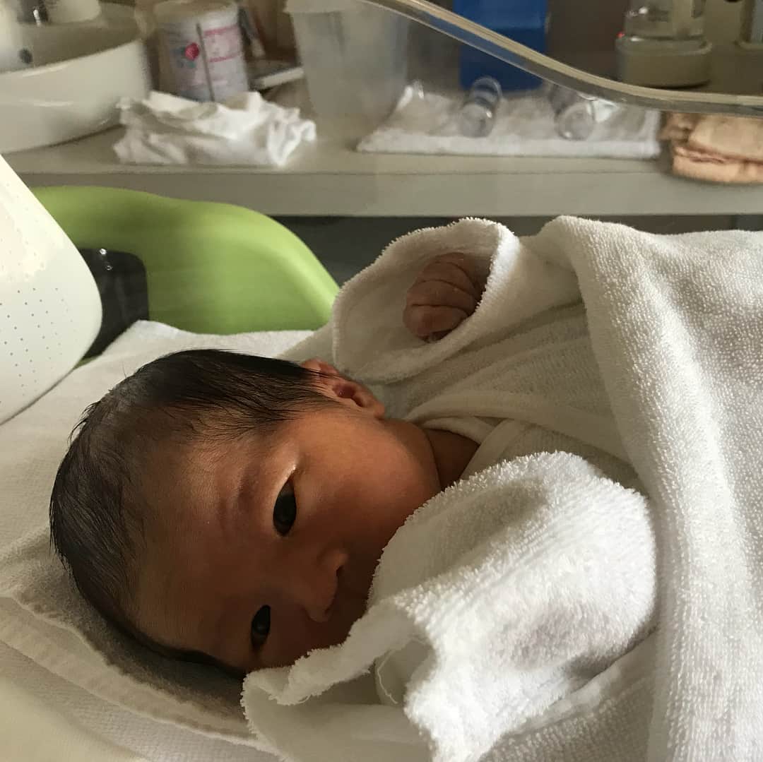 高橋みゆきのインスタグラム：「なんと👶💓めんこいこと😍 #可愛すぎる #こんなに顔浮腫んだことない #出産後の身体 #問題たくさん #ここまで考えてなかった」