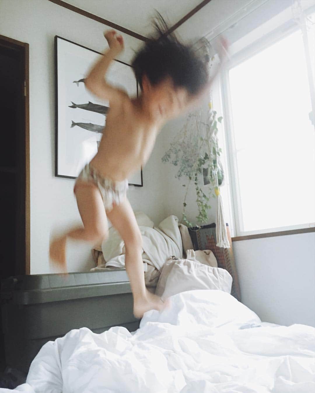 花盛友里のインスタグラム：「本日の裸んボーイ。 裸やし、クーラーかかってる部屋なのに汗だくになるまでジャンプし続けて、（さまざまな飛びかたを研究しておられました）そのあと水遊びして、散歩もして、お昼寝せずに17時30分に夜ご飯。 からの、 就寝！！ かーちゃんのんびり夜を過ごせそうだわぁ♡」