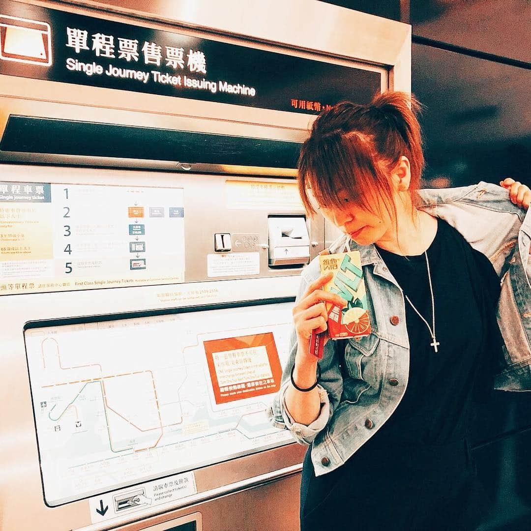 香里奈さんのインスタグラム写真 - (香里奈Instagram)「トミトリです。 ふと思ったんだが、ただ切符を買うだけの行為がこんなにカッコイイ人いる？（笑） #正直初めましてです #香里奈 #G香里奈 #karina #PARCO #富取正明 #ギャンビット #gambit #10BANスタジオ #masaakitomitori #photo #渋谷 #名古屋 #exhibition #香港 #KITEC #IAA #PuffinEntertainment #TGC  #VIVIENNE TAM #NorieM #マツオインターナショナル #ノリエム」7月14日 18時59分 - karina_official_221