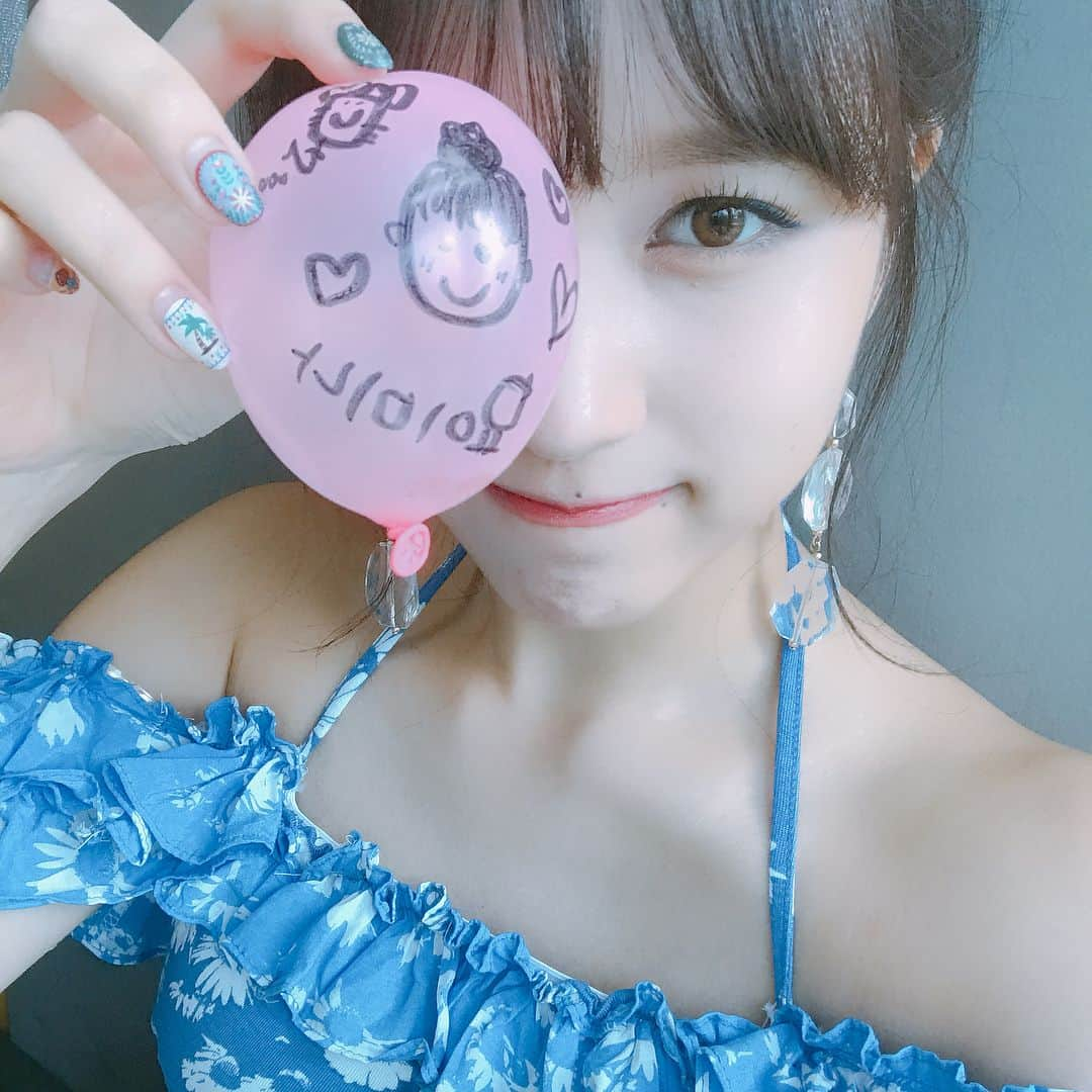 TWICEさんのインスタグラム写真 - (TWICEInstagram)「원스 날씨도 더운데 열심히 응원해줘서 고마워용 !! 정말 정말 힘이 됐어요!! 짱짱 👍👍 모모가 선물 줬어 몬지알지」7月14日 20時45分 - twicetagram