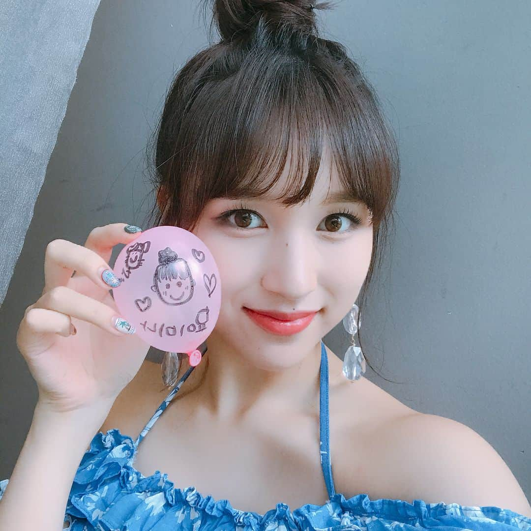 TWICEさんのインスタグラム写真 - (TWICEInstagram)「원스 날씨도 더운데 열심히 응원해줘서 고마워용 !! 정말 정말 힘이 됐어요!! 짱짱 👍👍 모모가 선물 줬어 몬지알지」7月14日 20時45分 - twicetagram