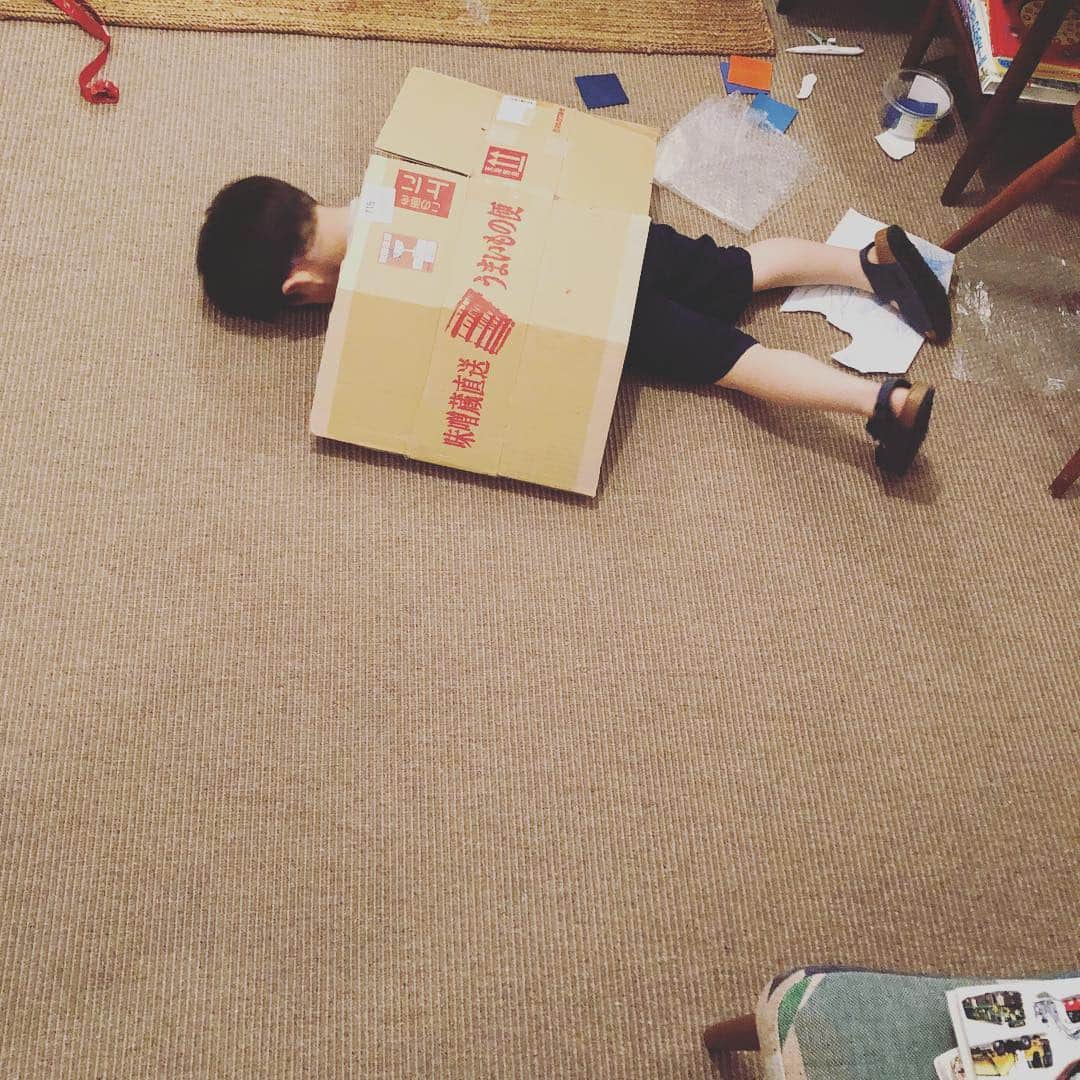 浜島直子さんのインスタグラム写真 - (浜島直子Instagram)「今日はここで寝るんだって。 ・ #暴れ肉団子 #おやすみなさい #てゆーか #靴ぬげや👹」7月14日 21時47分 - hamaji_0912