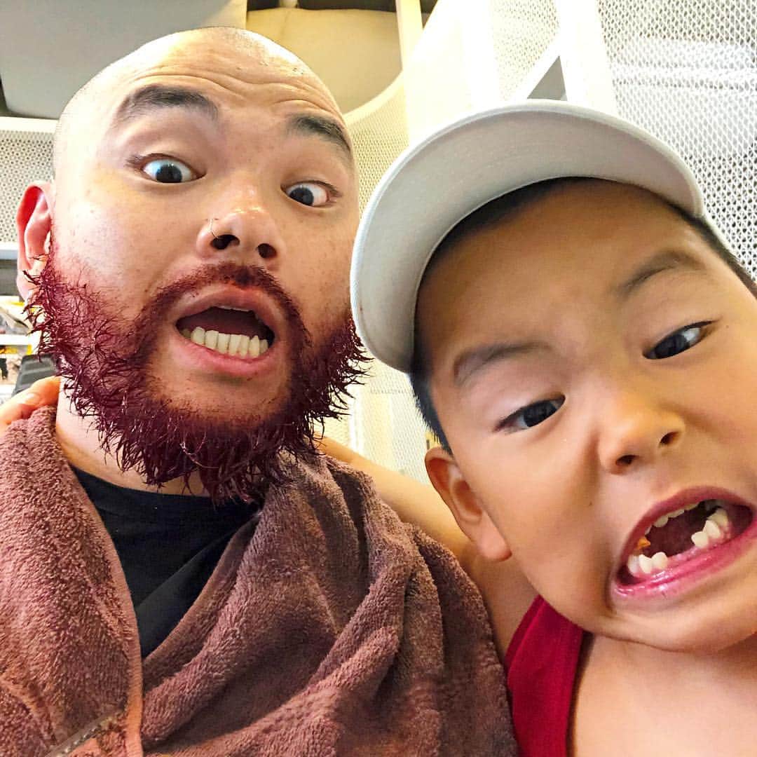 DJ DARUMAのインスタグラム：「髭を赤に染めた 意外と好評」