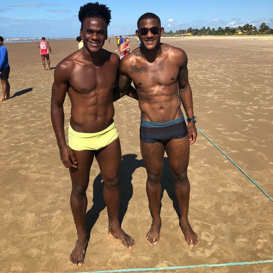 グスタボ・サントス・コスタのインスタグラム：「Irmão sempre juntos. Sabadão praia 🏝😃😃」