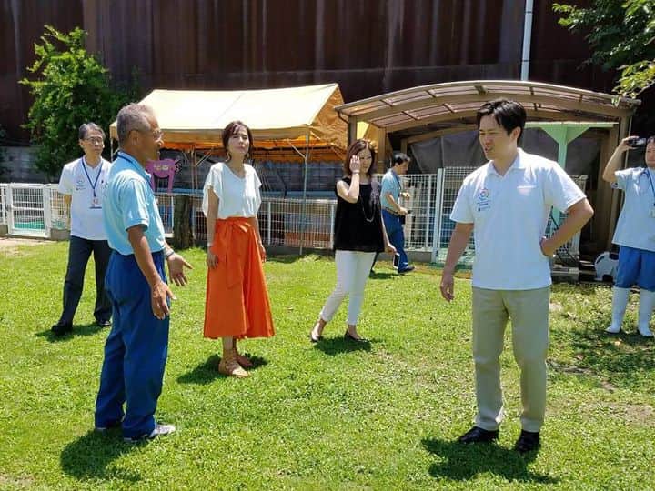杉本彩さんのインスタグラム写真 - (杉本彩Instagram)「昨日は、大阪市住之江区にあるおおさかワンニャンセンター（大阪市動物管理センター）の視察に行ってまいりました🐕🐈 視察は昨年に続き2回目、今回は吉村洋文大阪市長と共にお伺いさせて頂きました。 おおさかワンニャンセンターでは、人に慣れていない動物も数ヶ月の時間をかけてお世話をし、譲渡につなげています。 そして特筆すべきところは、職員の方が、収容されている犬のトリミングを定期的に行っていて、犬たちがいつもきれいなこと。トリミングは皮膚を清潔に、そして見た目が良くなると同時に、全身を確認することで早期に体の異変に気付くことができ、またスキンシップを深めることができます。トリミングの技能は、職員の方が外部講師の研修を受講し日々訓練しています。 また譲渡前の不妊・去勢手術は必須です。 不妊・去勢手術をした際には、専用の機械を使い術後に歯石を取ります。歯石がたまっていると口臭にもつながりますし、歯周病にもなってしまいます。きれいな歯で譲渡していただくと里親になられた方も嬉しいですし、この美しい歯を維持してあげたい、という健康への意識が高まるのではないかとも思います。 センターには、昨年お邪魔した時は所長室だった部屋が「猫のふれあい室」に改築されていました😸 猫が譲渡されて家庭に入った時、人との暮らしに戸惑わないようリビングのような作りになっています。 センターの周囲のフェンスは、訪れる人に分かりやすく気軽に立ち寄ってもらえるよう今年度中に改修工事が予定され、内部犬舎も、現在の広い雑居スペースを細かく区切る工事が予定されています。 おおさかワンニャンセンターは、築50年以上の大変古い建物です。建物内は綺麗とは言い難いですが、常に動物目線で動物が少しでも快適にストレスなく居られるよう取り組まれていることが、時には手作りの様々な工夫から窺えます。そして何より、センター内の収容動物の姿と表情を見ているとよく分かります。 視察の最後に、吉村市長に獣医である職員の方が、獣医を増やして欲しい、そして臨床の研修に行く機会をいただきたいとお願いされていました。 獣医師の能力が向上すること、また臨床獣医師の人数を増やすことは、動物たちのケアと譲渡推進においてとても重要なこと。職員の方々の意識の高さと情熱に胸が打たれました。 酷暑の中、土曜日にも関わらず視察を受け入れてくださったセンター職員の皆さま、ありがとうございました。そして多忙なご公務の中、動物たちの問題に真摯に向き合い、理由なき殺処分ゼロを目指した、動物譲渡事業のさらなる向上のために、リーダーシップを発揮してくださる吉村市長に今後も益々期待しています。 大阪市の動物愛護事業を、ふるさと納税で支えて頂けましたら嬉しいです。 #おおさかわんにゃんセンター  #吉村洋文大阪市長  #吉村洋文 #大阪市 #保護犬  #保護猫 #公益財団法人動物環境福祉協会Eva」7月15日 10時31分 - sugimoto_aya0719