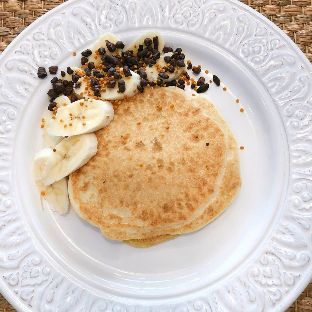 RIKACOさんのインスタグラム写真 - (RIKACOInstagram)「日曜日の朝ご飯😊グルテンフリー🥞パンケーキとバナナ、スーパーフード ビーポーレン(ミツバチが集めた食べられる花粉の事)ビタミンA.B、鉄や亜鉛、抗酸化作用のあるフラボノイド類、女性のエイジングケアに有効な成分も多い❤️免疫力アップ、疲労回復にも有効と言われています❣️ カカオニブ(カカオの実の中身を乾燥したもの！チョコレートの元ね！)抗酸化ポリフェノールで女性の味方❤️とメイプルシロップ！グルテンフリーパンケーキは米粉、甜菜糖、で出来ている！卵、牛乳も使っていない粉を豆乳と少しのオリーブオイルに混ぜるだけ👍これ美味しいよ😆もちもちしてる😉なによりヘルシー👍後は定番のアーモンドミルクラテ😘皆んなの質問でアーモンドミルク作ると粒が残る！と言う方がいますが気になるなら水切りネットで絞って下さい👍😉😊 : ただただ食べる！と言う感覚から食べてより身体にとってヘルシーかつ身になる食事が大事です！ひと手間を忘れずに⭐️ 日曜日はゆっくり朝ご飯楽しみましょう😉 #日曜日 #sunday  #朝ごはん #breakfast  #gutenfree  #pancakes  #superfood  #healthyfood  #healthylife  #happysunday  #rikaco_fashion  #❤️」7月15日 6時27分 - rikaco_official