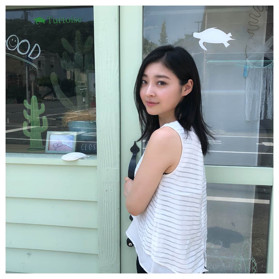 朝倉えりかのインスタグラム：「#旅 にはハプニングがつきものですね🤣 バス で#材木座 まで #ぶらり旅  お店閉まってたー😂 . #えりかさんぽ #湘南 #鎌倉 編  初めての #材木座海岸 💓 海を見るだけで🏖心がなごむ〜。 . #材木座テラス のセレクトショップでお弁当箱もゲット🤗 その話はまた今度😁✨✨ . #3連休中日  熱中症には気をつけてくださいね〜☘️ #海 #湘南 #ビーチ #散歩 #お散歩 #自然 #写真 #美容 #健康 #黒髪 #ヘアスタイル #アンバサダー #ウェルネスアンバサダー #朝倉えりか #selfie #portrait #beach #wellness #health #zaimokuza #kamakura」