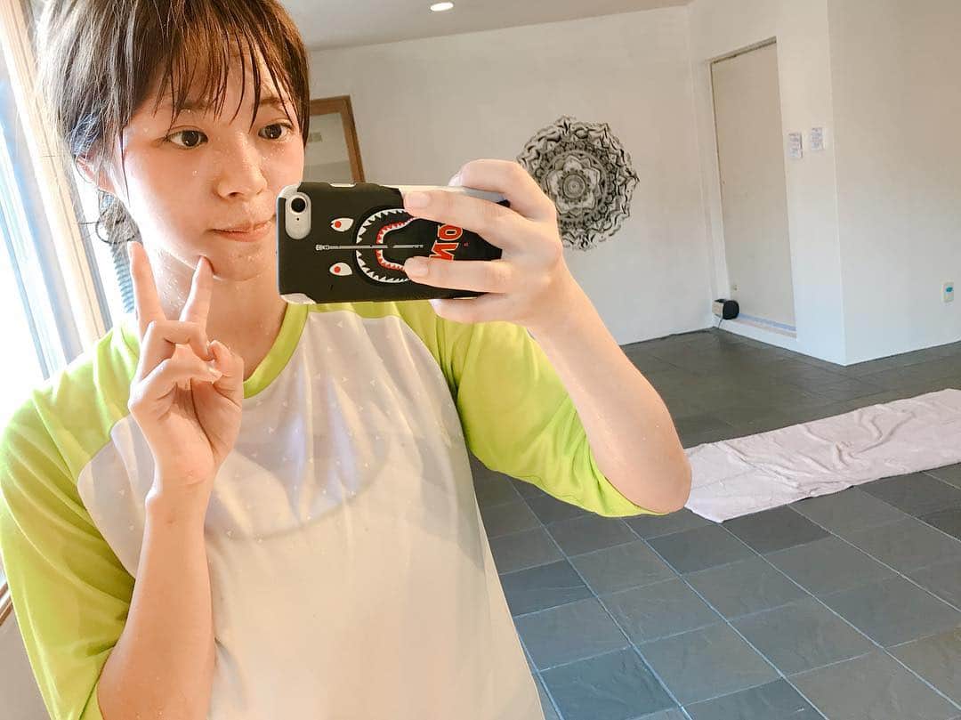 わちみなみのインスタグラム：「岩盤ヨガに行ってきた🧘‍♀️ ヨガに通って股関節柔らかくしよう☀️ 汗だくでぽかぽか、、よく眠れそうです(^o^) . #岩盤ヨガ #simple  #yoga #渋谷 #ヨガ #わちみなみ #汗かき」