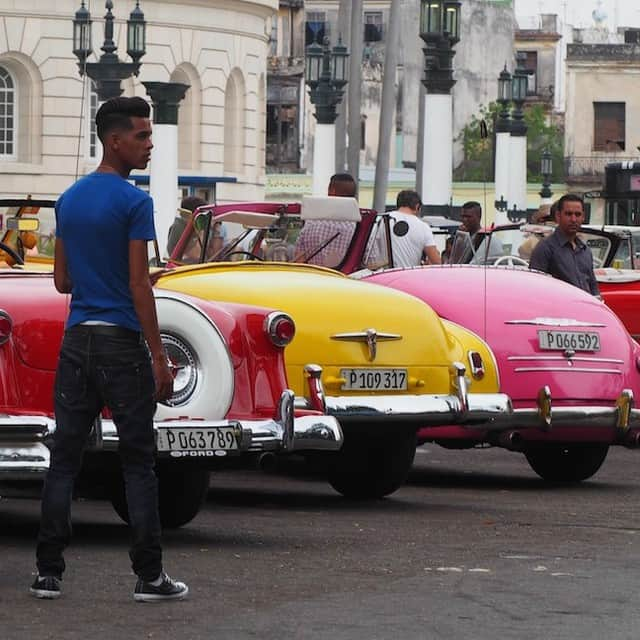 TRAVEL PLANETのインスタグラム：「#cuba #habana #キューバ #ハバナ #世界見聞LOG . .  原色の アメ車が並ぶ 夢の島 ２０世紀の ヒップライン . .  長き米国による経済封鎖の中でキューバの民がメンテナンスを重ねて守ってきたの皮肉にも最もアメリカ的なクラシックカー。この光景が２１世紀の現在進行形であることがハバナの奇跡かもしれません。 .  #トラベルプラネットでキューバの旅」