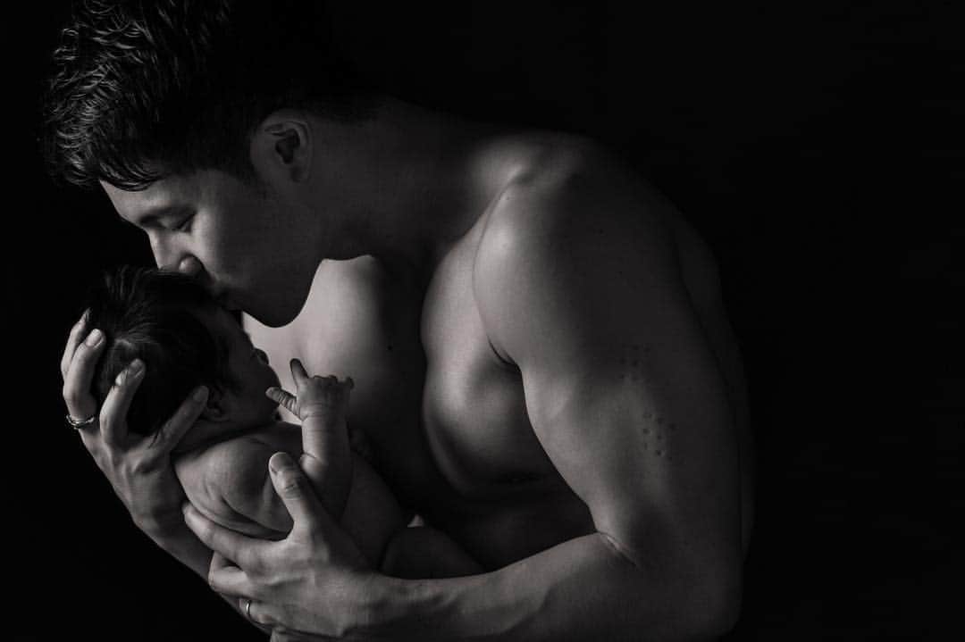 瀬戸大也さんのインスタグラム写真 - (瀬戸大也Instagram)「裸の付き合い  Photo by @koichi_imabayashi  #職業柄 #娘よごめん #newbornphoto #staysmile #kiss #親バカ #すみません」7月15日 19時34分 - daiya_seto