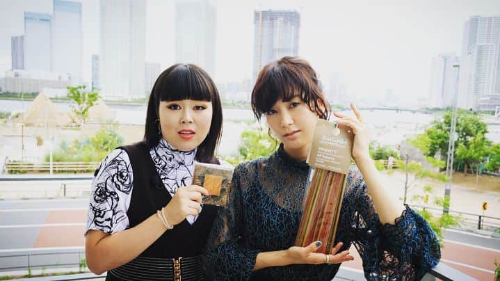 水川あさみのインスタグラム：「ちえみとやっとこさお土産の交換。随分前のお土産の交換。なんかすんごいカラフルなパスタもらった。カラフルすぎてどうやって食べたらいいんか分からん。」