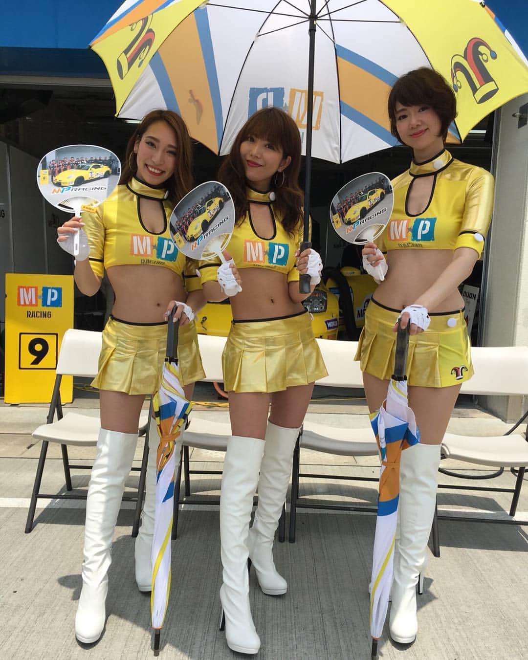 岸谷知果のインスタグラム：「MP Racingうちわ！ 手にいれたかな？😆 みんなでhappyカラーの イエローを身につけて応援 して下さいね❤️ 本日決勝日😊 カーナンバー9 MP Racing応援よろしく お願いします！ #耐久レース  #ピレリ#ピレリスーパー耐久シリーズ2018  #レースクイーン大賞 #RQ#レースクイーン #写真好きな人と繋がりたい #model #MP Racing」