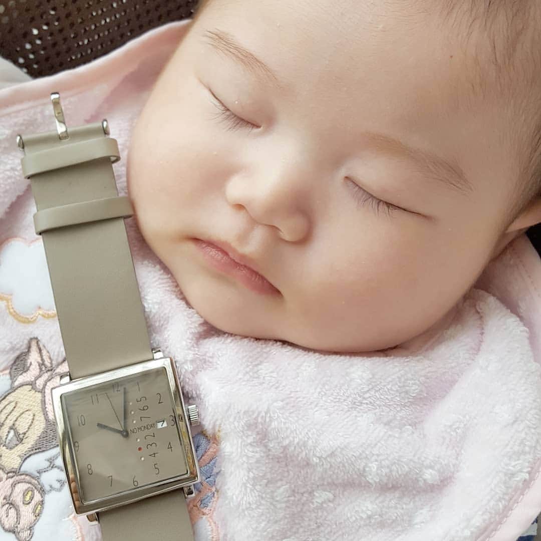 sr_ummのインスタグラム：「【飼い主の日常】  今年前厄な私ですが、 子供と自分の体調不良がノンストップです。 息子も娘もすぐに風邪をひいて熱を出し、 私もここしばらくは扁桃腺が腫れて熱を出してますー。きつー。  以下、#PR です。 nomonday様から素敵な時計のモニターを仰せつかりました。  #nomonday#ノーマンデー#腕時計#時計#手元倶楽部 http://nomonday.jp/ クーポンコード『sr_umm』 使用で10パーセントオフになります。 是非！」