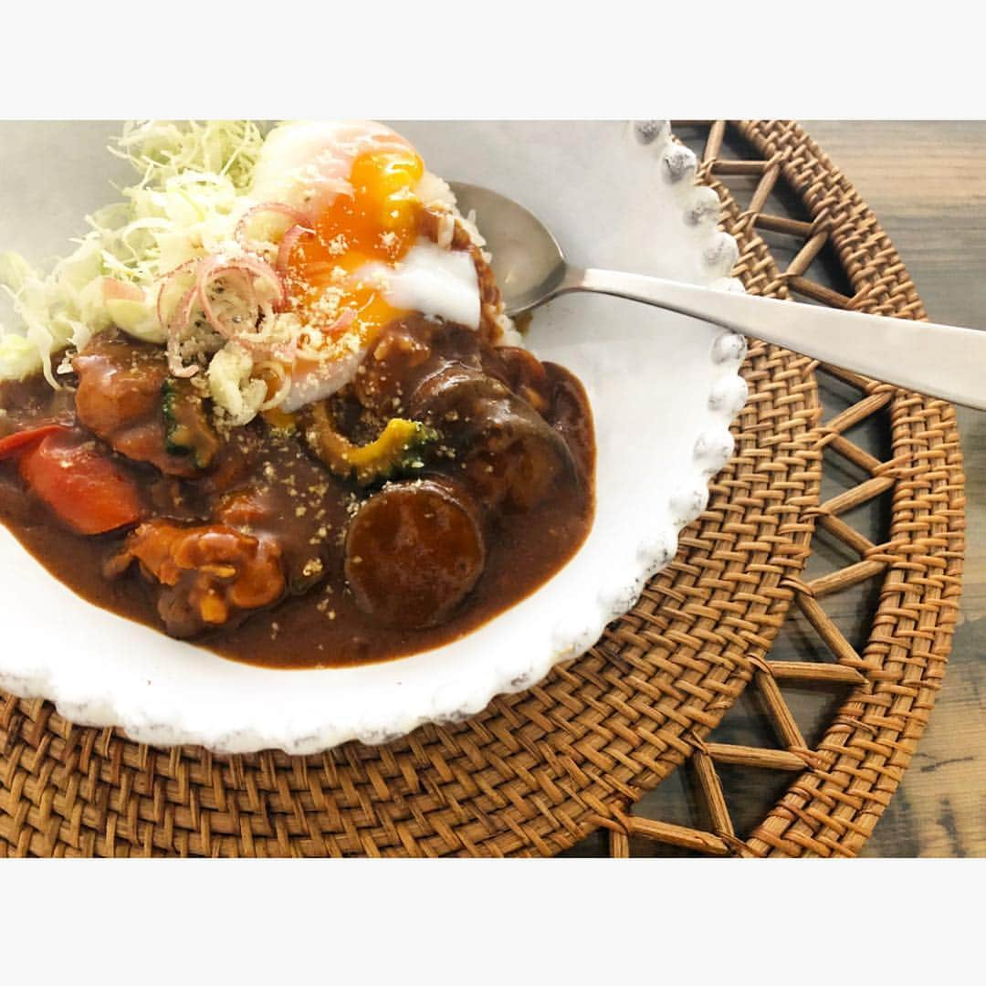 神崎恵さんのインスタグラム写真 - (神崎恵Instagram)「朝から煮込んでいたカレーがお昼🍛 冷蔵庫にあった茄子にゴーヤ、トマトにチキン。ミョウガを添えて。 隠し味にはりんご、ニンニク、玉ねぎのすりおろしにはちみつ。 部活から帰ってきたお兄ちゃんもペロリ。」7月15日 13時29分 - megumi_kanzaki