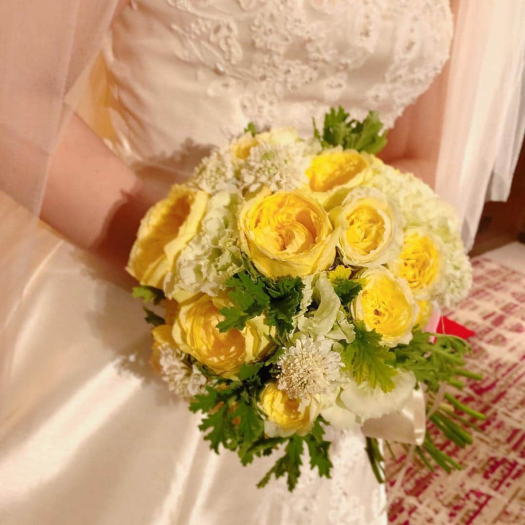 ANA クラウンプラザホテル大阪 ブライダルプロデュースのインスタグラム：「夏らしいイエローブーケ💐 * #wedding#bridal#osaka#hotel#hotelwedding#codenate#weddingparty#weddingphoto#dress#anacrowneplaza#summer #大阪#結婚式#披露宴#卒花嫁#プレ花嫁#ブーケ#コーディネート#ANAクラウンプラザホテル大阪  #ANA_CROWN_PLAZA_PHOTO #ANA_CROWN_PLAZA_WEDDING」