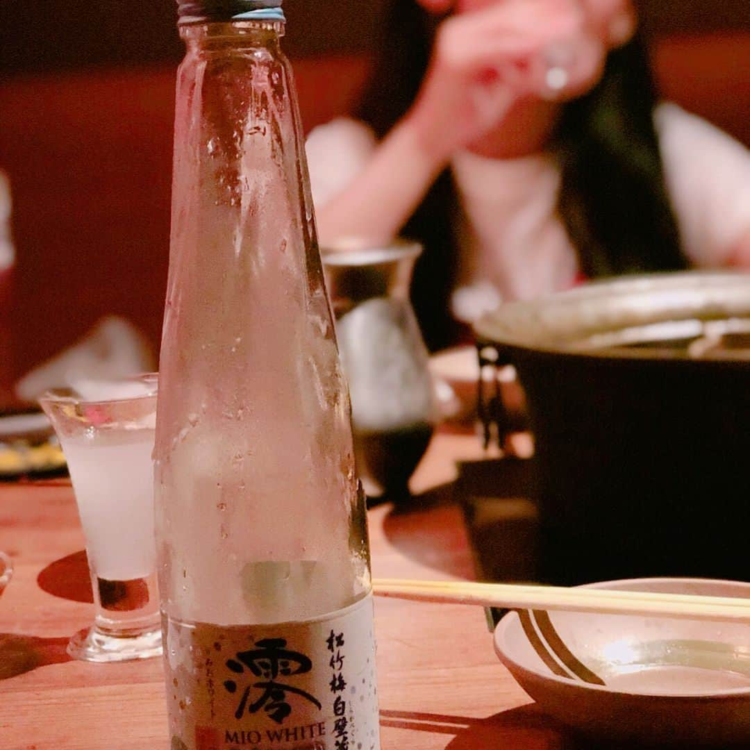 長澤茉里奈さんのインスタグラム写真 - (長澤茉里奈Instagram)「#しゃぶしゃぶ温野菜 愛しすぎてる マーラー肉鍋めっちゃ辛くして食べたよ〜しびれた〜最高だった〜 美味しいお肉と新鮮なお野菜 さいこーのお酒 幸せ〜〜 #温野菜 #六本木 #マーラー肉鍋  #麻辣肉 #まりログ🐷」7月15日 14時21分 - marinanagasawa1008