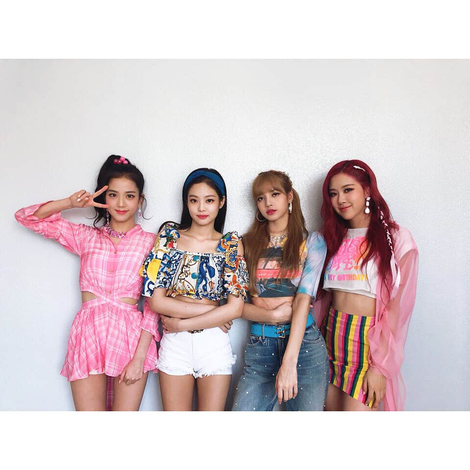 BLACKPINKさんのインスタグラム写真 - (BLACKPINKInstagram)「#BLACKPINK#FOREVERYOUNG  블링크의 우렁찬 응원에 든든한 블핑이들💕 언제나 고마워요 사랑해💙💙💙💙💙 블링크❤️블핑 FOREVER💚💚💚」7月15日 15時25分 - blackpinkofficial