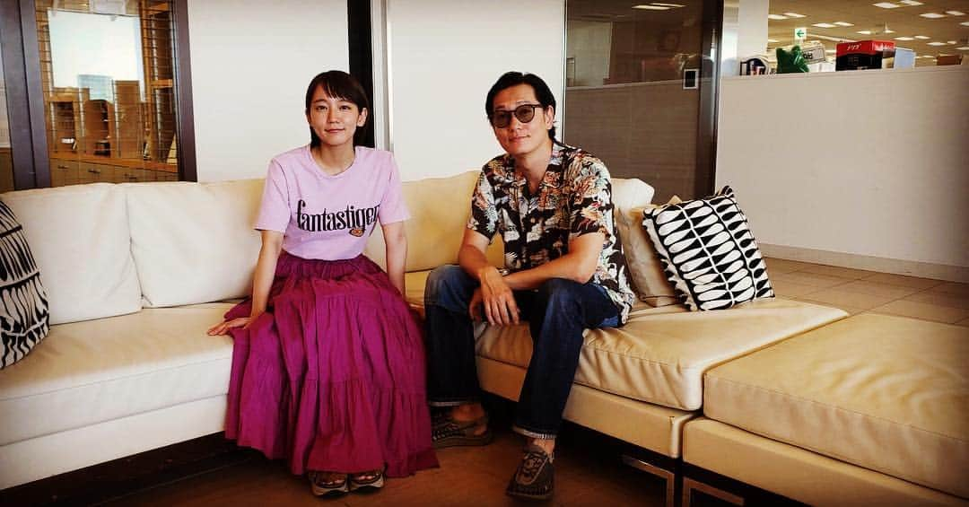 吉岡里帆さんのインスタグラム写真 - (吉岡里帆Instagram)「"UR lifestyle college"  今日のゲストは井浦新さんです。 ドラマの現場でお会いするのが自然だったので、 ラジオは新鮮でした。普段聞けない話をたっぷりと。  やっぱり新さんは面白い方です。 いつにも増して笑ってます。  @kenkatsu_ktv  #ケンカツ  #健康で文化的な最低限度の生活」7月15日 17時12分 - riho_yoshioka