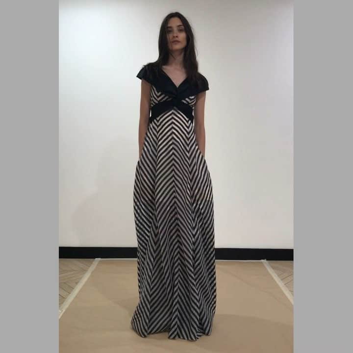 アレクシマビーユのインスタグラム：「The cutest Carolina Thaler @thalercarolina J-1 Haute Couture show @alexismabille #carolinathaler #alexismabille #hautecouture #alexismabillehautecouture #friends #cute #cutest #j-1 #showtime #fittings #missyou #brasilianmodel #🖤」
