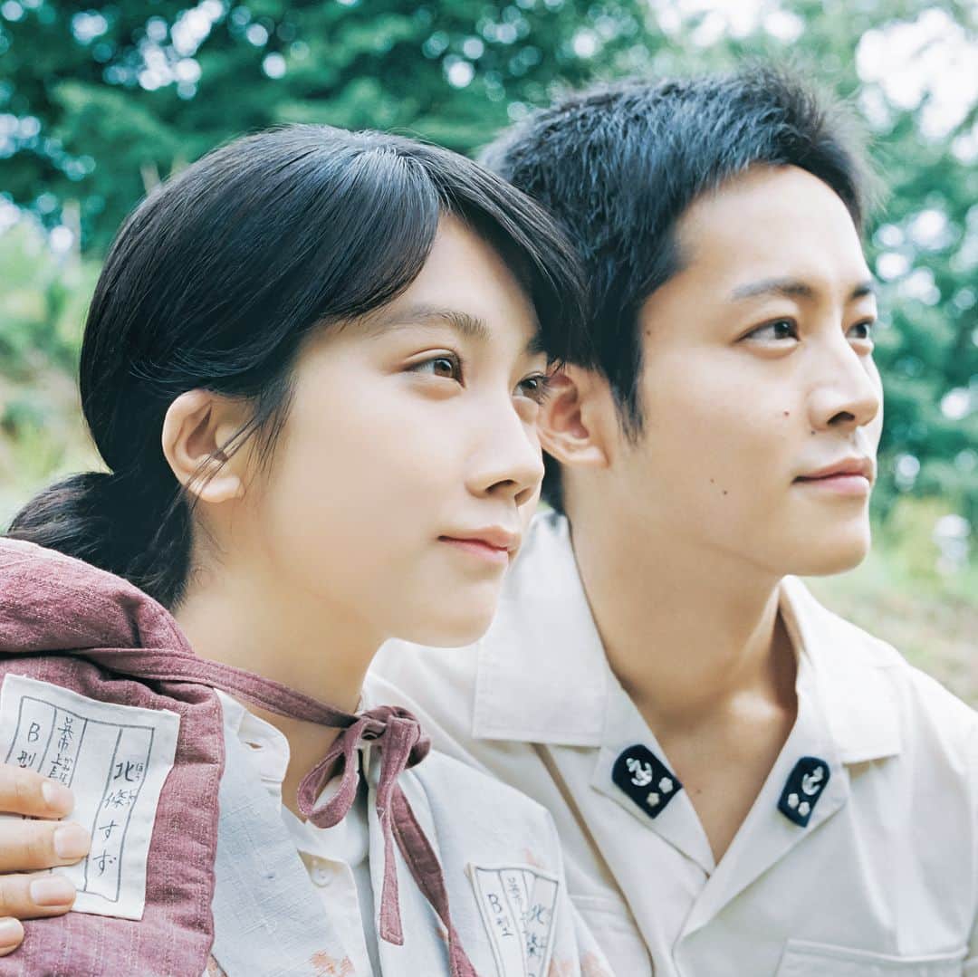 濱田英明のインスタグラム：「for @konoseka_tbs, 2018 #この世界の片隅に #松本穂香 #松坂桃李 #pentax67 日曜劇場『この世界の片隅に』は本日7月15日、夜9時スタートです。 —- 個人的なことで恐縮ですが、小さなご縁について話をさせてください。ぼくの祖父は原作にも登場する船「雪風」の信号長でした。もしかしたら祖父は呉の街ですずさんや周作さんとすれ違っていたのかもしれない、そう空想すると時を超えた繋がりを感じずにはいられませんでした。 「雪風」は終戦まで一度も大きな損傷を受けず、奇跡の船「呉の雪風」と言われたそうです。そうやって祖父が生きて帰ってきたおかげで、今のぼくが存在しているのかと思うとこの巡り合わせが不思議でなりません。大げさかもしれませんが、このお仕事をいただいたときはほんとうに運命のようなものを感じたのです。 「雪風」は終戦後は復員船として数多くの人を故郷に送り返したそうです。そこには、あの水木しげるさんもいたそうです。もしかしたらこれを見ている誰かのおじいさんも乗っていたかもしれません。そう考えるとこの物語は、あの時からずっと今に繋がっている話なのだなあと思ったりします。 そして、今回のメインカットは奇しくも、原作で段々畑に座った周作さんがすずさんに「雪風」のことを教えているシーンなのです。これもまた偶然なのですが不思議なご縁をまた感じているところです。今年のお盆は祖父にこの話を報告しようと思っています。 最後まで読んでいただきありがとうございました。 ※最後の写真が雪風に乗っている祖父です。」