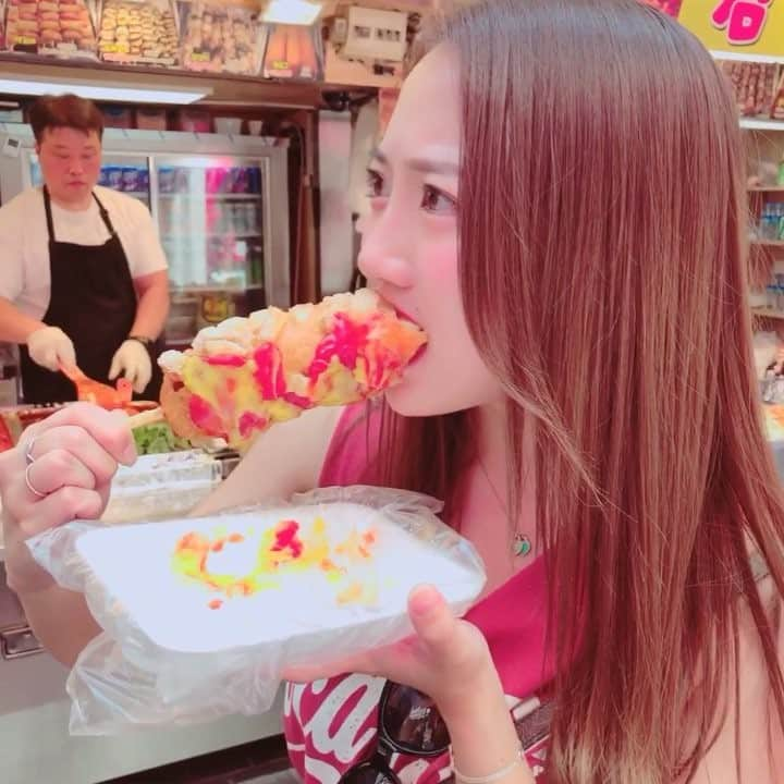 大野真昂のインスタグラム：「こんばんは💕 おやつにポテトソーセージチーズホットドッグを食べました🤤🌭 その時の動画です👍🏻 チーズは、ほとんど伸びませんでした🙄（笑） 最近、日本でも流行ってますよね😘 みなさん食べたことありますか？😋✨ 今日もプロフィールのURLからポチポチッとお願いします😢❤️ #한국 #한국여행 #서울 #명동 #韓国 #韓国旅行 #ソウル #明洞 #チーズドッグ #ミス立教 #ミスコン #大野真昂」