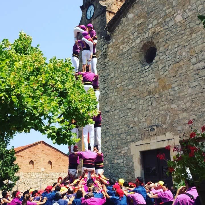 シモン・オクーのインスタグラム：「Hacia el infinito y más allá ! Carme nunca se para. 🕰 #Castellers #Catalunya」