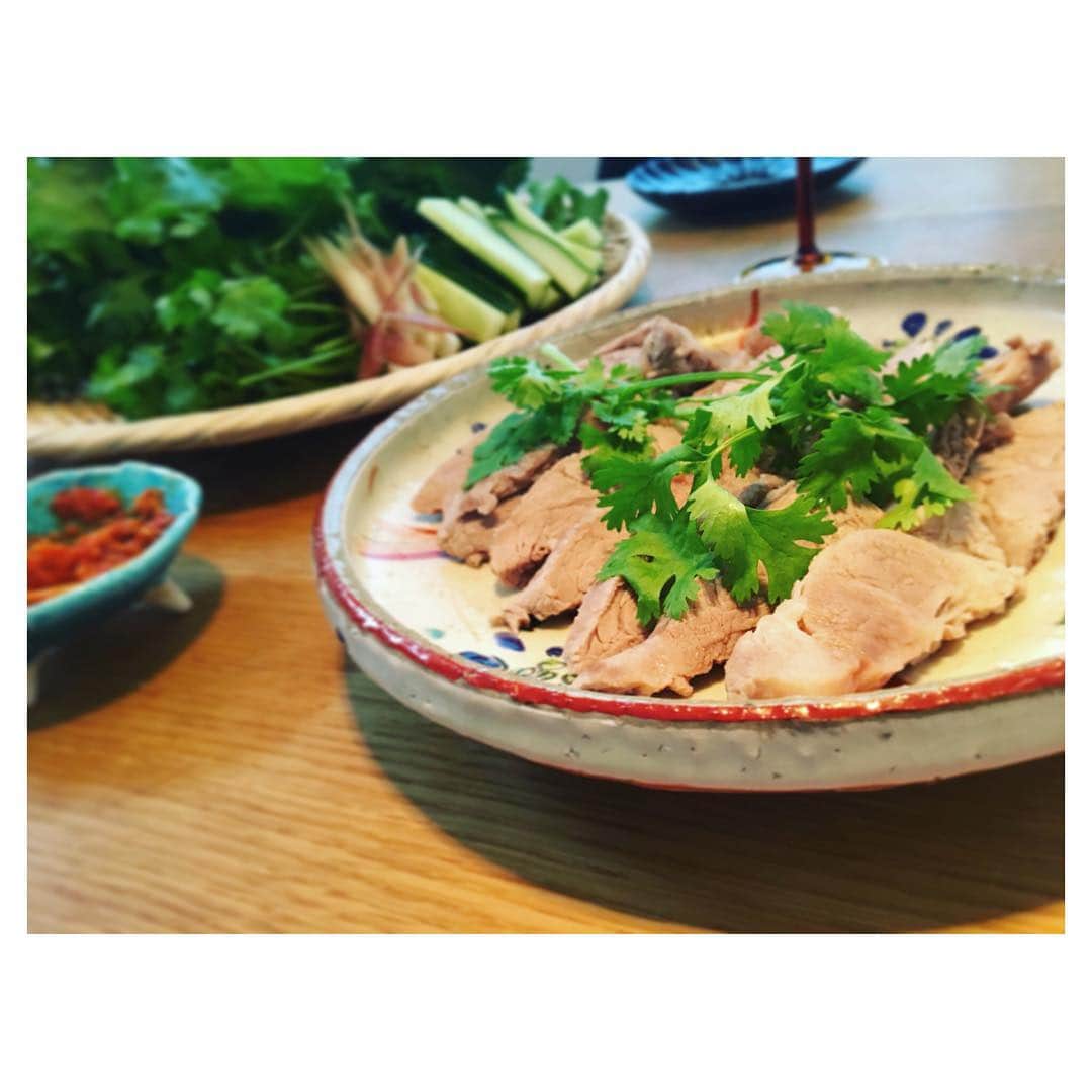 二ノ宮和佳子のインスタグラム：「暑い日はやっぱり辛いモノが食べたくなります。そんな我が家の夏の定番の1つ、スパイスと一緒に煮る煮豚。コレを辛ーいお味噌とたっぷり野菜で巻きまきして頂きます。 そして、この煮豚を煮たスープが又、絶品‼︎手抜きなのに、本格的なお味がクセになる♡  #煮豚 #wakomeshi #ご馳走さまでした」