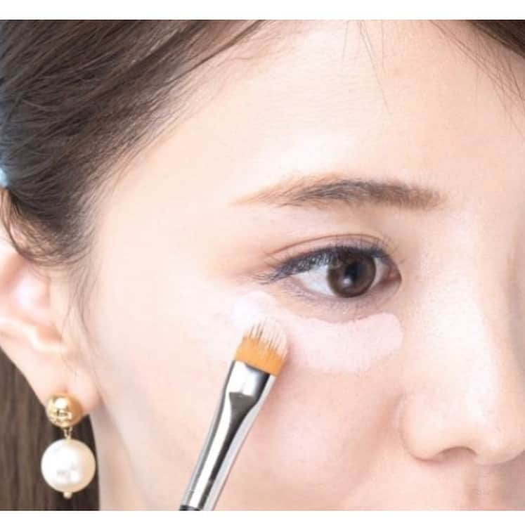 beauty news tokyoのインスタグラム：「・ ニキビ跡や赤み、目元のクマ、くすみなどがあると、ついついファンデを厚塗りしてしまっていませんか？？ 厚塗りしてしまうと、逆に目立ってしまったり、トレンドのナチュラル肌からも遠ざかってしまいます😣💦 ・ そこで今回はメイクアップアーティストの @tomoyuki_iwashita さんに、カラーコンシーラーを使って上手にカバーするコツを教えてもらってきました💡 ・ 詳しくは→ http://wp.me/p7212J-usI をチェックしてみてくださいね😉」