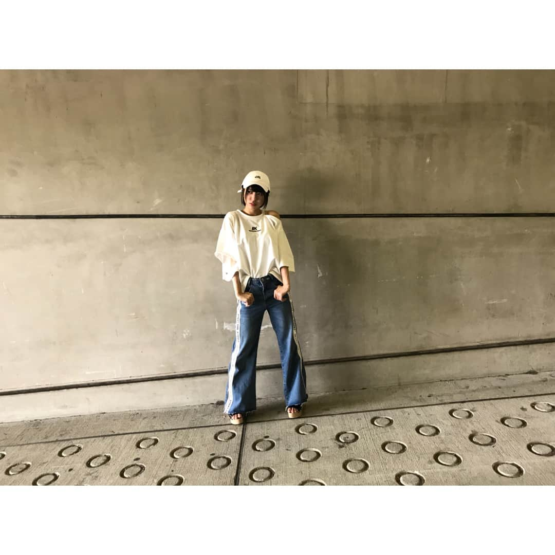 大西桃香さんのインスタグラム写真 - (大西桃香Instagram)「握手会 in 京セラドーム大阪 🖤  今日は ボーイッシュ な感じ⚡️ 個人的に 全身お気に入りのものを 集めて着ました🙌  こういう服装 大好き です💘  #akb48 #チーム8 #握手会 #京セラドーム大阪 #ボーイッシュ #キャップ #ワンショルダー」7月15日 21時32分 - momo0920_official